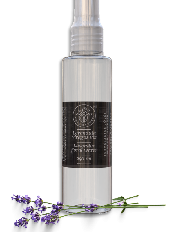 Cell-Scents alkoholmentes levendula virágvíz (hidrolátum) 250 ml-es permetezős flakonban, friss levendulaszálakkal díszítve.